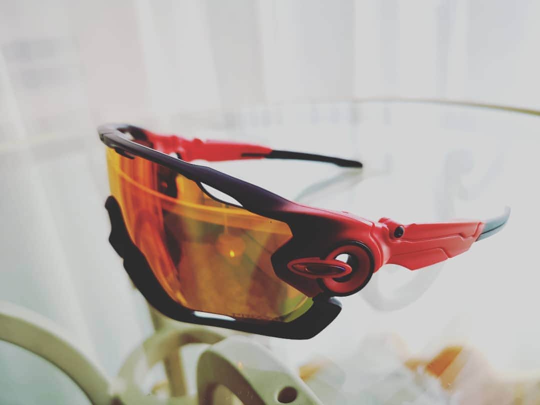 高梨雄平のインスタグラム：「今年のサングラスは赤と黒のグラデーション〜〜 強そうだ！！ #OAKLEY #初の形状」