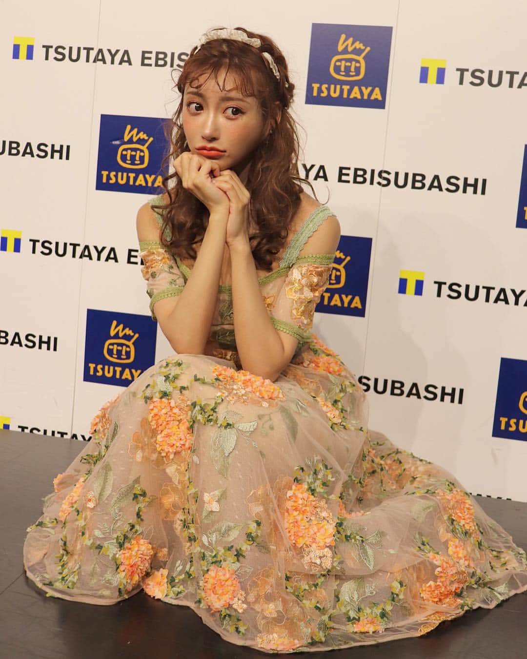 明日花キララのインスタグラム：「大阪ありがとう👩‍❤️‍💋‍👩🌸 1番女の子のキララビッツが多かったかな？🐇🐇🐇 1割くらいしか男性がいませんと聞いてビックリしちゃった💭😂 . よく女の子1人でも大丈夫ですか？とメッセージを頂くことがありますが、最初は1人で不安だと思うけど その場でお友達になって楽しそうにしている姿をたくさん見ているので、ぜひ安心して遊びにきてくださいね🐇🍒 ほんとに優しい子ばかりなの！！ みんなだいすき😢💘💘 . #TSUTAYAEBISUBASHI 店様 #素敵なメッセージカードありがとうございます」