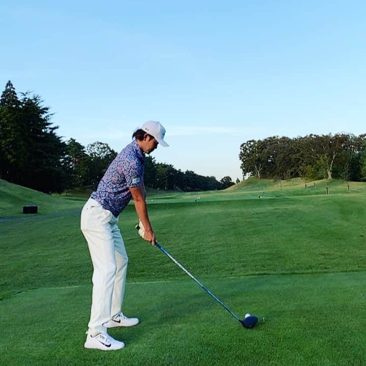 ゴルファボのインスタグラム：「ゴルフはインパクトにかけてヘッドを加速させることが大事です🏌️‍♂️トップは位置は高くなくても、コックをあまり使わなくても飛距離は出ます⛳️✨✨ #ゴルフ #ドライバー #諸藤将次」