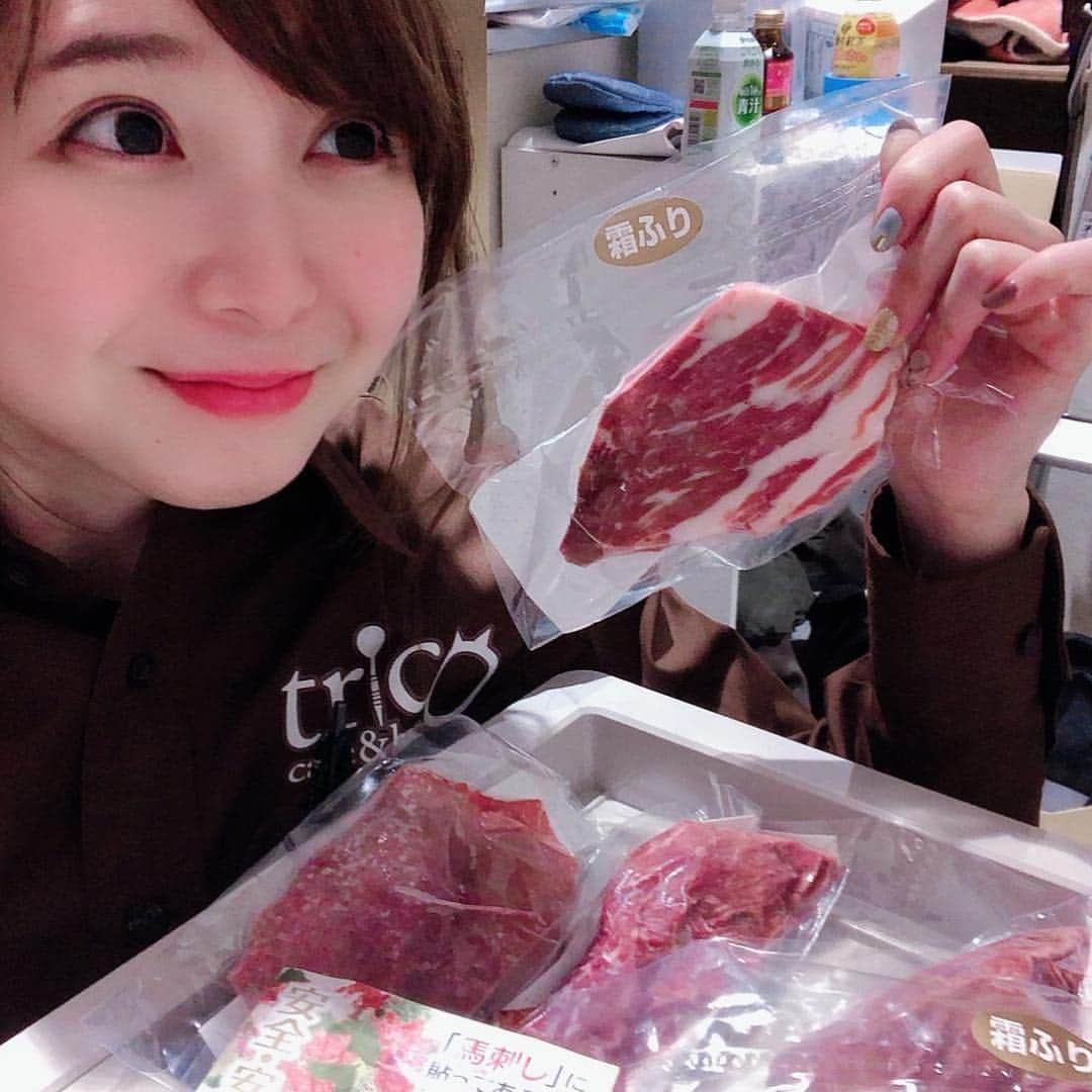 森田真結子さんのインスタグラム写真 - (森田真結子Instagram)「horse meat🐎🤤💕 熊本から馬肉が届きました！ Natural Harborさん ありがとおおおおおう☺️ 店内の奥がガラス張りで、ダーツしながらライトアップされた熊本城が見える、素敵なお店です！ スベりがちな水嶋ヒロ(@jindaiko )と、ダーツの強いえみさん(@maro_88_nh )がいるよ( ˙꒳​˙ ) カラオケもできるよ🎤🎶 熊本にお越しの際は、ぜひ！」2月19日 17時33分 - mayodarts