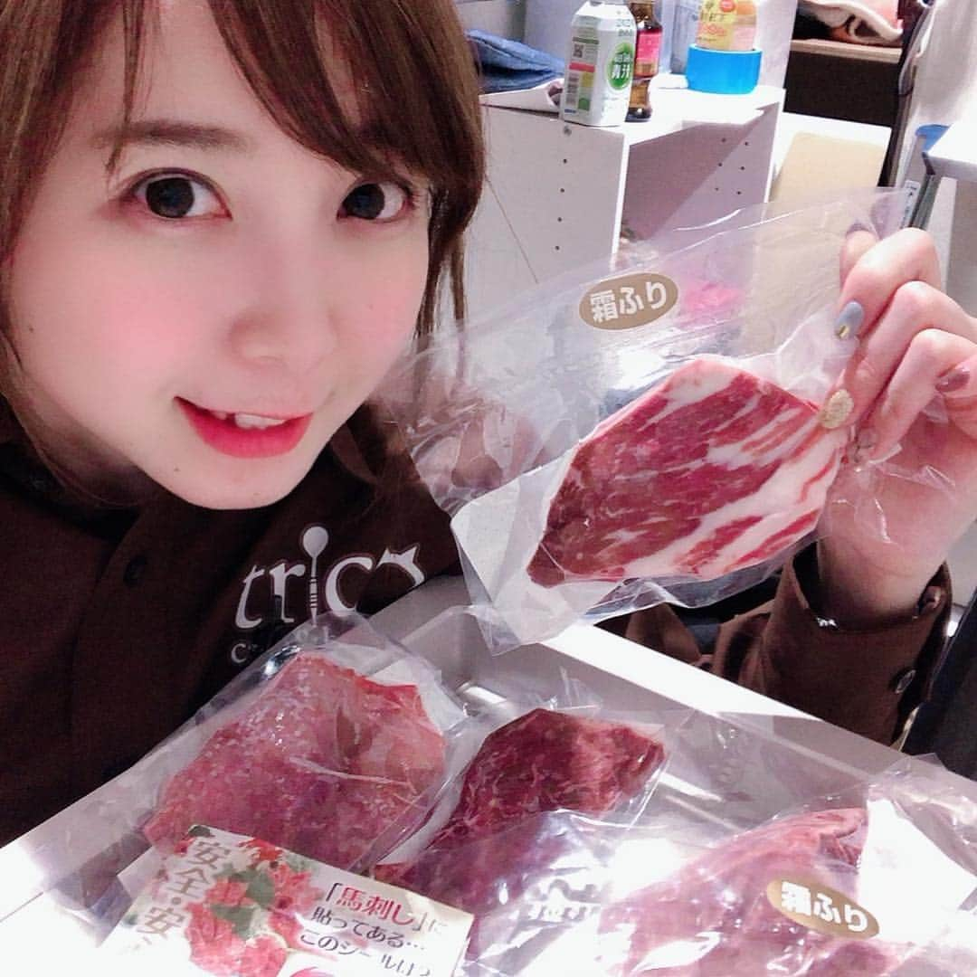 森田真結子さんのインスタグラム写真 - (森田真結子Instagram)「horse meat🐎🤤💕 熊本から馬肉が届きました！ Natural Harborさん ありがとおおおおおう☺️ 店内の奥がガラス張りで、ダーツしながらライトアップされた熊本城が見える、素敵なお店です！ スベりがちな水嶋ヒロ(@jindaiko )と、ダーツの強いえみさん(@maro_88_nh )がいるよ( ˙꒳​˙ ) カラオケもできるよ🎤🎶 熊本にお越しの際は、ぜひ！」2月19日 17時33分 - mayodarts