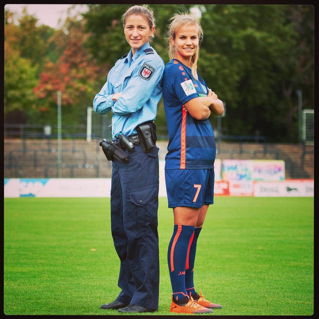 ビアンカ・シュミットのインスタグラム：「Ein Hoch auf die Sportfördergruppe der Polizei des Landes Brandenburg #sfg2016#elite#fhpolbb#polizeibrandenburg#annagasper#turbinepotsdam#leistungssport#oranienburg#allianzfrauenbundesliga#kommissaranwärterin#studiumundsport#karlliebknechtstadion#osppotsdam」