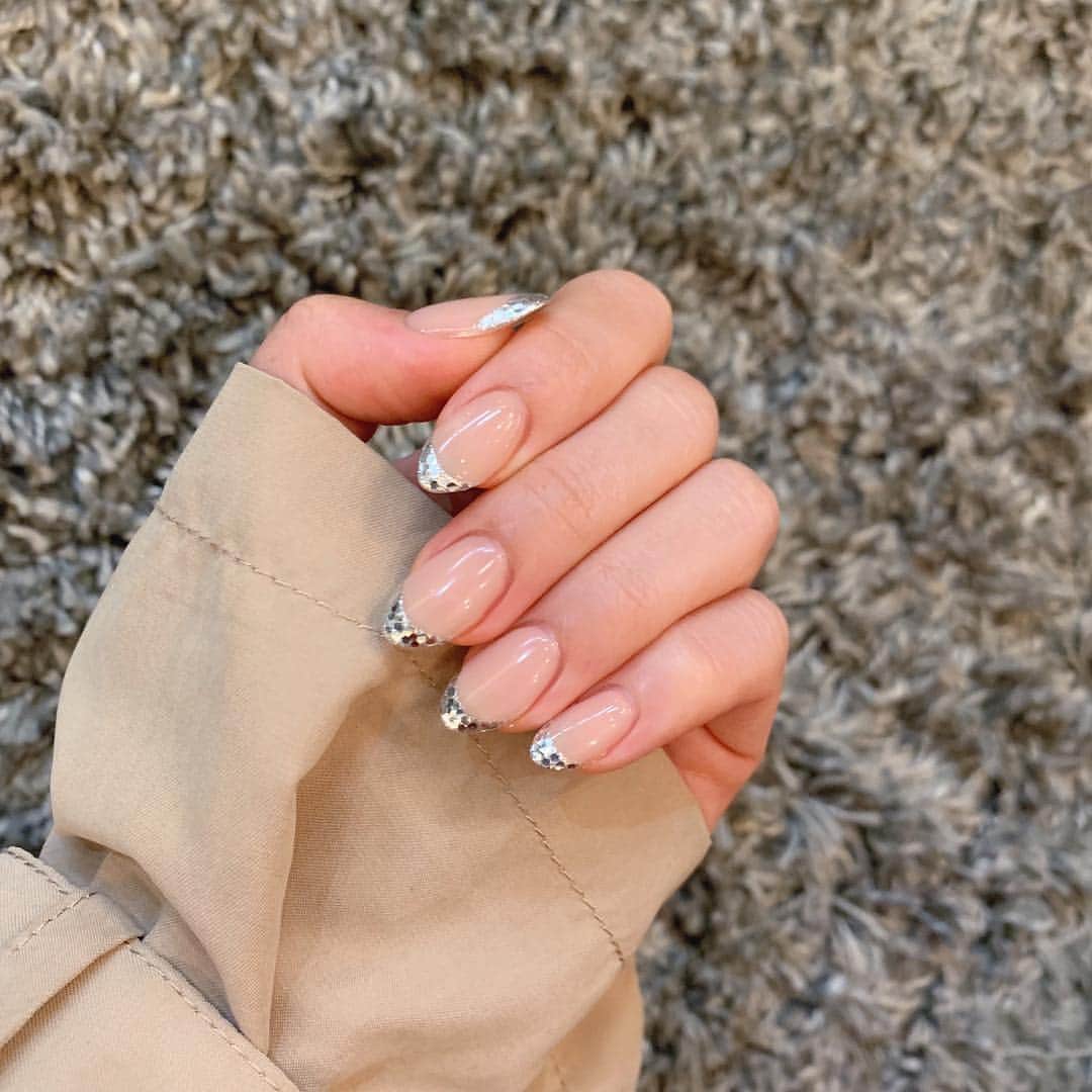 鍋谷真子のインスタグラム：「newnail♡ #newnail #nails #nailstagram  先端だけきらきらにしてもらいました💅🏻✨ かわいい🤭♥︎ @richeye_kachigawa」