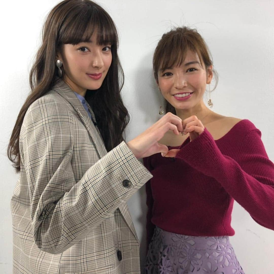 フジテレビ「恋神アプリ」のインスタグラム：「恋神アプリ 新バージョン✨ スタジオＭＣはー宮本茉由さん＆ほのかさんです👭 22日0時からFODで配信します❤️ #恋神アプリ #宮本茉由 #ほのか #中山雄喜 #三田尚人 #小菅怜衣  #青科まき #長野 #栂池高原スキー場  #リゾートホテル栂池 #白銀  #雪だるま #fod #冬コーデ  #冬が好き」