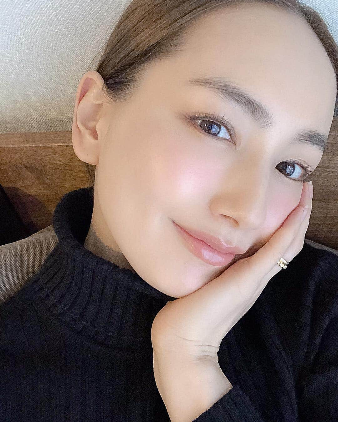 辻元舞さんのインスタグラム写真 - (辻元舞Instagram)「. 普段からスキンケアは超シンプル、 エステ通いも続かない私ですが、 明日から撮影が立て込むので @couronnetokyo で お肌に気合を入れてきました💪🏻 次男はスタッフの方達にずっと遊んでもらって 終始ご機嫌👶🏻💓 子供と一緒に行けるプライベートサロンは ありがたいですね☺️❤️ 艶肌小顔コースで ツヤツヤに仕上げていただきました🙏🏻✨ #美容#艶肌#クロヌ東京#隠れ家サロン#プライベートサロン#子連れエステ#instagood#happy#love#me」2月19日 18時11分 - mai_tsujimoto