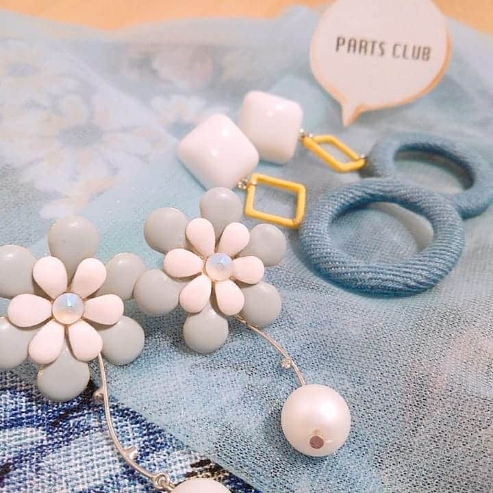 パーツクラブ Partsclub スタッフオリジナル商品さんのインスタグラム写真 - (パーツクラブ Partsclub スタッフオリジナル商品Instagram)「【パーツクラブ イオンモール桑名店】パーツクラブ イオンモール桑名店スタッフ作品です。 ・ 当店で大人気のエポフラワーやデニムフープを使ってピアスを作りました🌼 ゴールドのフープには100円均一のチュールを通してデザイン丸カンで止めています。 お花モチーフのピアスは裏カン付きなので、初心者の方でも簡単に可愛いピアスが作れます🎵 ・ 他にも春の新商品を多数ご用意しておりますので、是非ご来店下さい😊 ・ ・ ・ #パーツクラブ #partsclub #パーツクラブ公式アカウント #イオンモール桑名 #ハンドメイド初心者 #ピアス作り #デニムパーツ #大ぶりピアス #春アクセサリー #100均 #パーツクラブイオンモール桑名店」2月19日 18時27分 - partsclub_staff