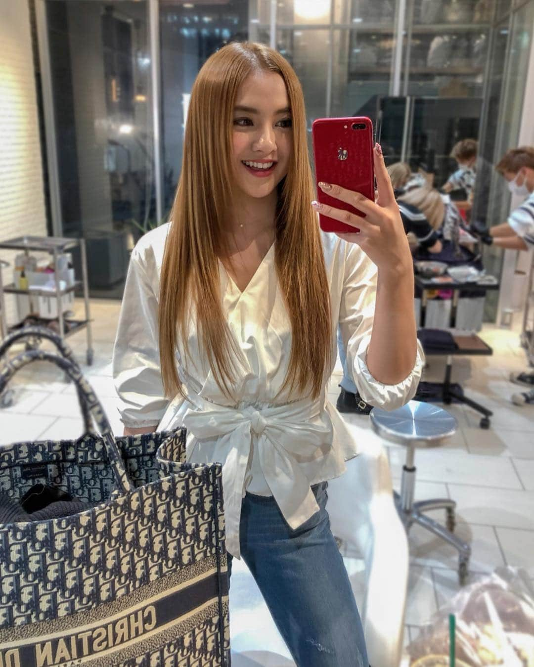 カレンさんのインスタグラム写真 - (カレンInstagram)「美容室でヘアメンテ💓✨💈 カラーと、顔まわりの縮毛矯正と、プレミアムトリートメント🌼✨もう毎回サラッサラ艶々にしてもらってます💖 やはり美容室の帰りはセンター分けストレート💋 毛量が欲しくてシールエクステも15本くらい付けてます🤭 けんさん @ken11rollen いつも ありがとうございます(*≧∀≦*)✂️ ・ 美容室 Rollen ☎️03-6805-1536 💈渋谷区神宮前4-25-1 RISAビルF2 #hair #hairstyle #haircolor #hairsalon #beauty #salon #Rollen #harajuku #Japanesegirl #me #smile #makeup #美容室 #ローレン #カラー #dior #christiandior」2月19日 18時45分 - cjd_karen