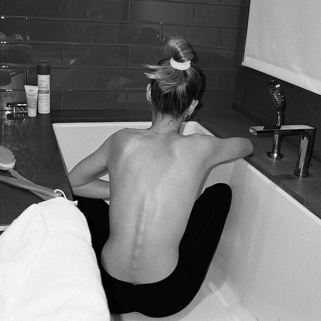 ニコラ・ペルツさんのインスタグラム写真 - (ニコラ・ペルツInstagram)「film from my girls weekend in the desert 🌵🥥🍯🛸🛁💌🧴🧚🏻‍♀️🧖🏼‍♀️🦋」2月20日 5時13分 - nicolaannepeltzbeckham