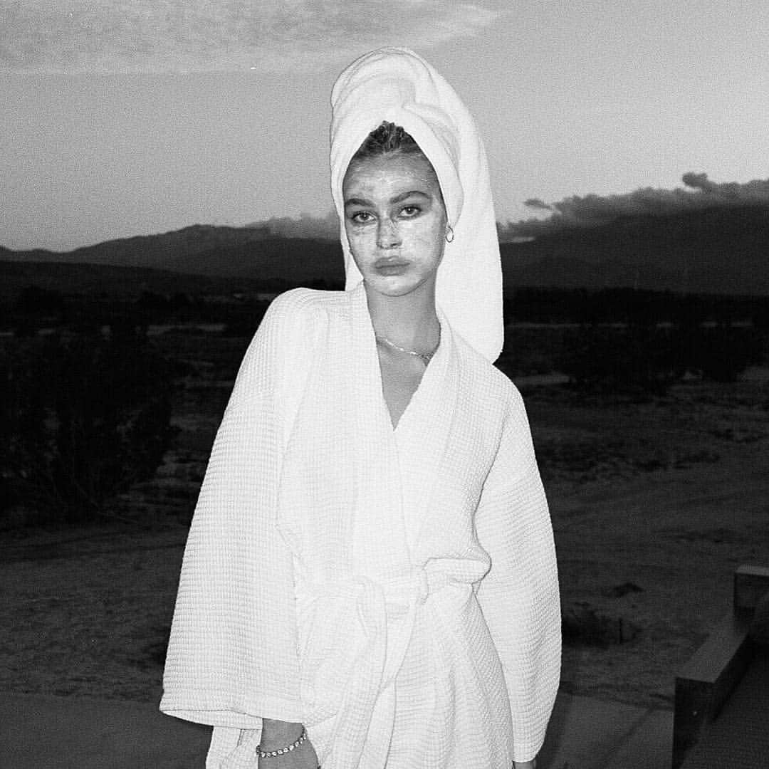 ニコラ・ペルツのインスタグラム：「film from my girls weekend in the desert 🌵🥥🍯🛸🛁💌🧴🧚🏻‍♀️🧖🏼‍♀️🦋」