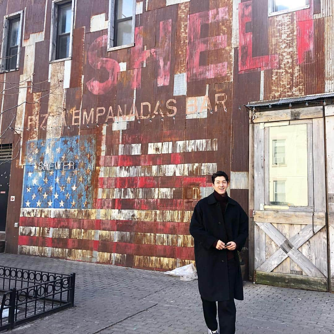 イ・ギウさんのインスタグラム写真 - (イ・ギウInstagram)「갬성 오브 브루클린🚶🏻‍♂️ .. .. #newyork #brooklyn #wall #벽샷 #ootd #leekiwoo #walkingstreet #ootd #black」2月20日 5時48分 - lee_kiwoo