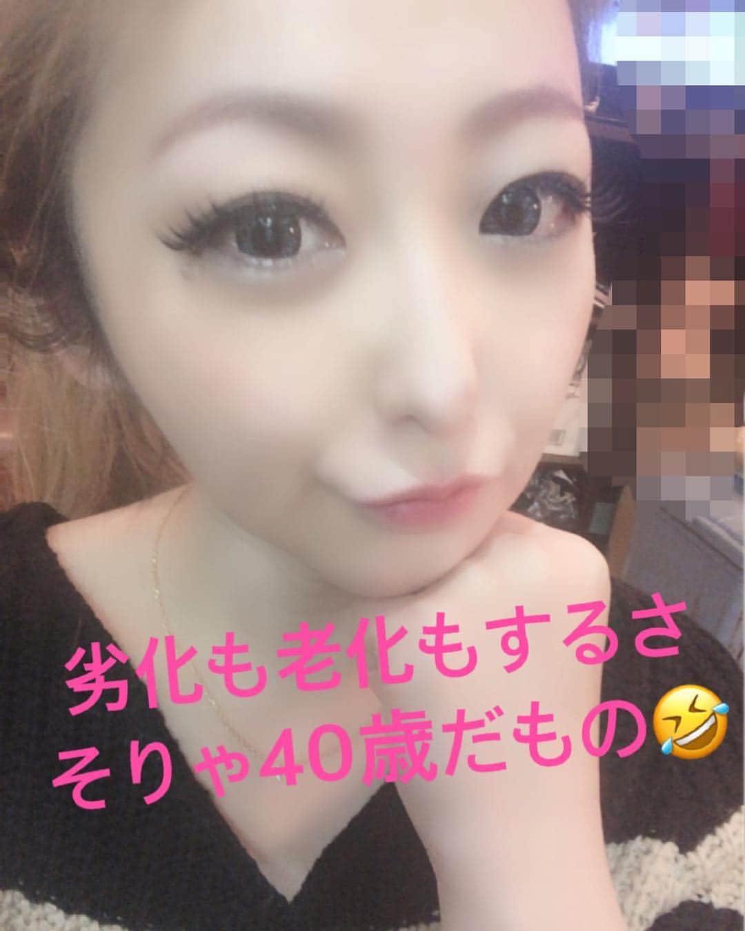 のインスタグラム：「でも3回目の成人式を迎えられた大先輩がいつも素敵で明るくてセンス良くてとっても魅力的(ごりごりお手入れしてる感満載のヒアルで顔パンパン系ではなくナチュラルな若々しさ)なので見習おうと思いやんした💗 #りこにゃん先生 #40歳 #ノー整形」
