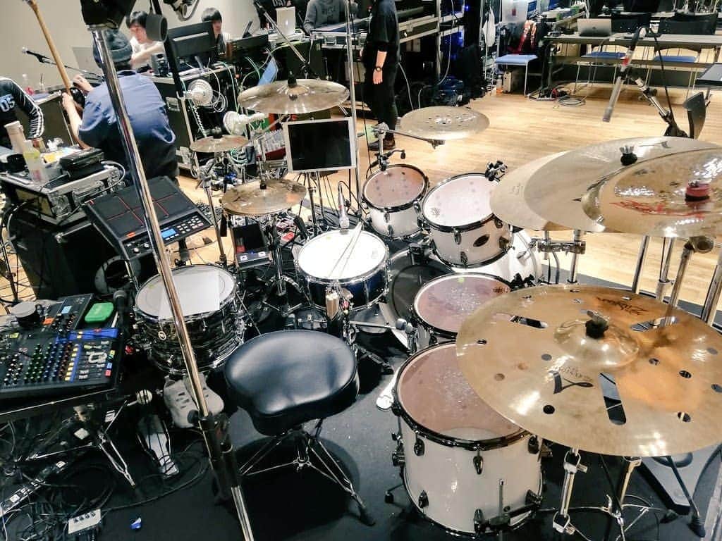 ユウイチのインスタグラム：「今日は神田リョウさんの現場でローディーとして参加させて頂きました。ほんと感無量で感動の連続でした。。。 そして、ウワサのSAKAEのEvolvedがしたたか良い音過ぎてほんと感動でした。。 この瞬間にいれた事をほんとに幸せに思います。(__) #drum #drums #drumday #practice #dw9000xf #dwdrums #zildjian #zildjiancymbals #wincent #wincentsticks #jordan #nike #newbalance #okinawa #japan #沖縄 #ドラマー #ドラム #roland #td_30 #spdsx #civilianskunk #シベスカ #aspr #アサプラヘッド」