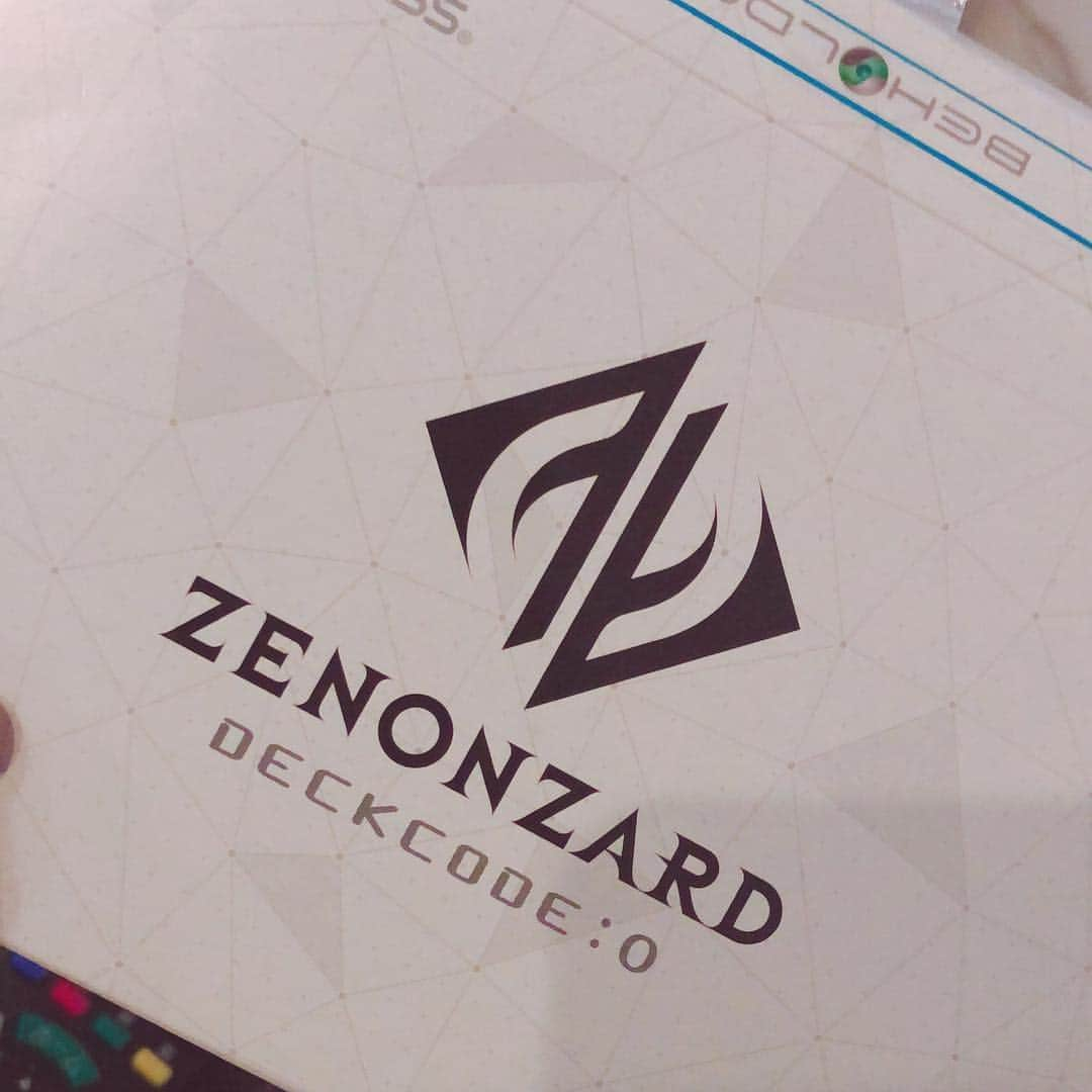 佐野ひなこさんのインスタグラム写真 - (佐野ひなこInstagram)「#ゼノンザード #zenonzard  コンボ決まる時の楽しさ！！！プレイング次第で展開も変わる楽しさがありますなぁ カードゲームってやはり楽しい。 #光デッキ #アプリ楽しみ」2月19日 21時39分 - hinako_sano