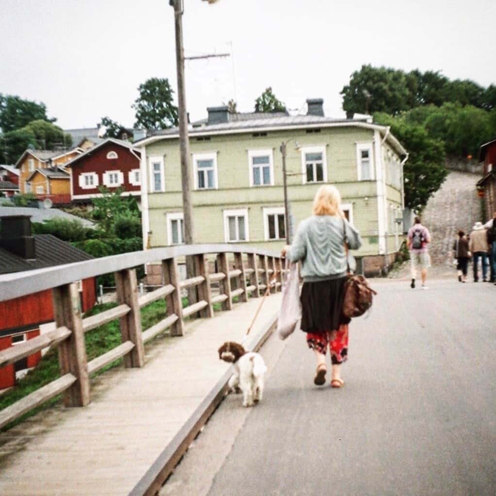 高山一実のインスタグラム：「. . ピントぼけぼけ フィルムカメラは難しい🎞 . . #finland🇫🇮 #porvoo」