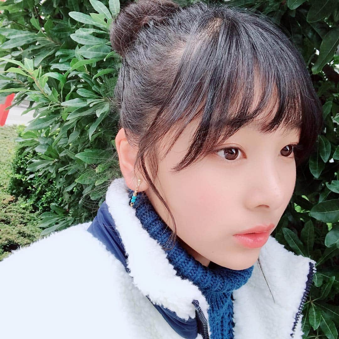 栗田桃花さんのインスタグラム写真 - (栗田桃花Instagram)「ご報告です♪ 高校受験が無事に終了し、志望校に合格することが出来ました❗️😭 応援してくれた皆さん、本当に本当に力になりました💓ありがとうございました🙇‍♀️ ・ #高校受験 #青ニット #お団子ヘア」2月19日 22時15分 - kurimomo330