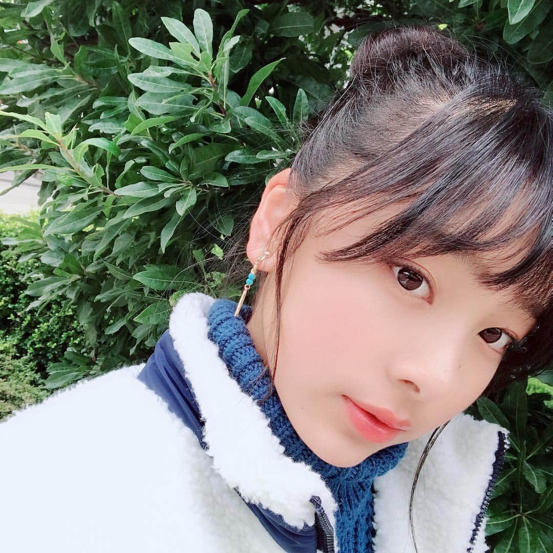 栗田桃花さんのインスタグラム写真 - (栗田桃花Instagram)「ご報告です♪ 高校受験が無事に終了し、志望校に合格することが出来ました❗️😭 応援してくれた皆さん、本当に本当に力になりました💓ありがとうございました🙇‍♀️ ・ #高校受験 #青ニット #お団子ヘア」2月19日 22時15分 - kurimomo330