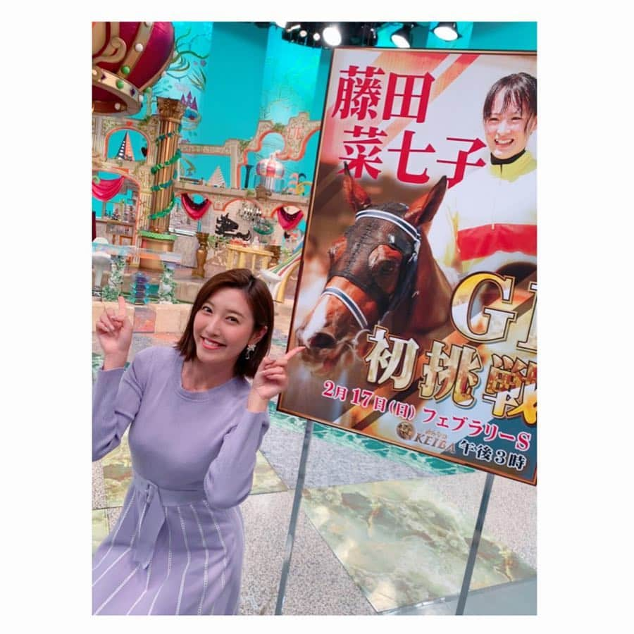 小澤陽子さんのインスタグラム写真 - (小澤陽子Instagram)「at work☻  私が競馬を始めた年に、16年ぶりに女性騎手が誕生する‼️📰と聞いた、藤田菜七子ジョッキー。 競馬学校の卒業式🌸や、川崎でのデビュー🏇で取材させていただいた時から、時折見せる可愛らしい笑顔とは別に、落ち着いていて、物事を俯瞰で見られる、そんな顔を既に持っている、とっても大人な18歳でした✯  そんな藤田菜七子騎手が、JRA女性騎手として 初めて GI に騎乗🏇✨ 権利を獲得してこんなに早く実現するとは！  JRAで女性騎手が誕生して、23年…  日曜は、日本の競馬史の１ページに 新たに加わる日となりました📚📰 . . スポーツ紙でも一面を飾っていましたね。 こんな大注目を集め、プレッシャーを背負った初出走の菜七子騎手。  あのファンファーレ・歓声の中、緊張感が伝わり、ゲート裏で馬を撫でながら何かを伝えているのを見た時、出馬表の欄に菜七子ちゃんの文字を見た時… 鳥肌が立ち、涙をこらえるのに必死でした。 髪のリボンも合わせていて可愛かったなぁ🎗  まずは無事完走して戻ってきたこと。 そして結果は５着と、掲示板！！ 大健闘ですよね。  これからも楽しみです！！🥰 . . そして！ そんな中、女性騎手にも外国人騎手にも勝たせず、ここで騎乗馬を７連勝に導いた『武豊』騎手！ さすがです…レジェンド。  とっても印象に残った、平成最後のフェブラリーステークスとなりました❀  #競馬史の新たな１ページ #GIレースにJRA女性騎手 #フェブラリーステークス #天才 #武豊 騎手  #身体が弱くて大事に使われてきた#インティ #７連勝🏅 #藤田菜七子 騎手 #コパノキッキング  #JRA女性騎手 誕生の時を見ている #鈴木淑子 さんと中継♞♥︎」2月19日 22時09分 - yoko.ozawa729