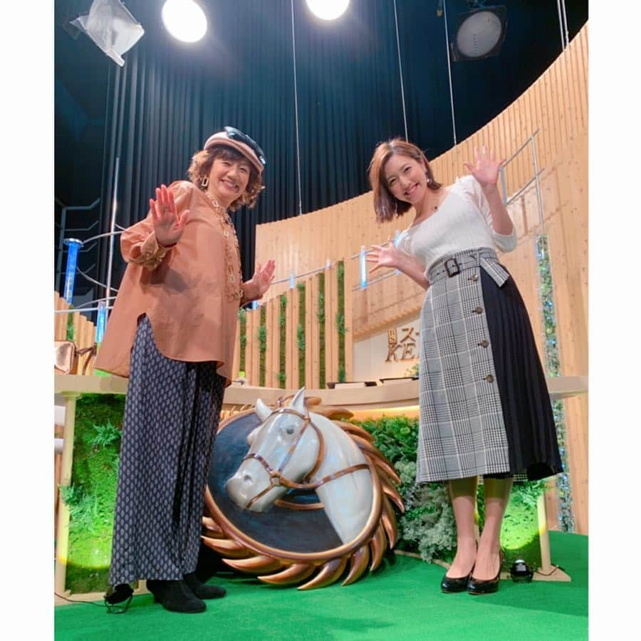 小澤陽子さんのインスタグラム写真 - (小澤陽子Instagram)「at work☻  私が競馬を始めた年に、16年ぶりに女性騎手が誕生する‼️📰と聞いた、藤田菜七子ジョッキー。 競馬学校の卒業式🌸や、川崎でのデビュー🏇で取材させていただいた時から、時折見せる可愛らしい笑顔とは別に、落ち着いていて、物事を俯瞰で見られる、そんな顔を既に持っている、とっても大人な18歳でした✯  そんな藤田菜七子騎手が、JRA女性騎手として 初めて GI に騎乗🏇✨ 権利を獲得してこんなに早く実現するとは！  JRAで女性騎手が誕生して、23年…  日曜は、日本の競馬史の１ページに 新たに加わる日となりました📚📰 . . スポーツ紙でも一面を飾っていましたね。 こんな大注目を集め、プレッシャーを背負った初出走の菜七子騎手。  あのファンファーレ・歓声の中、緊張感が伝わり、ゲート裏で馬を撫でながら何かを伝えているのを見た時、出馬表の欄に菜七子ちゃんの文字を見た時… 鳥肌が立ち、涙をこらえるのに必死でした。 髪のリボンも合わせていて可愛かったなぁ🎗  まずは無事完走して戻ってきたこと。 そして結果は５着と、掲示板！！ 大健闘ですよね。  これからも楽しみです！！🥰 . . そして！ そんな中、女性騎手にも外国人騎手にも勝たせず、ここで騎乗馬を７連勝に導いた『武豊』騎手！ さすがです…レジェンド。  とっても印象に残った、平成最後のフェブラリーステークスとなりました❀  #競馬史の新たな１ページ #GIレースにJRA女性騎手 #フェブラリーステークス #天才 #武豊 騎手  #身体が弱くて大事に使われてきた#インティ #７連勝🏅 #藤田菜七子 騎手 #コパノキッキング  #JRA女性騎手 誕生の時を見ている #鈴木淑子 さんと中継♞♥︎」2月19日 22時09分 - yoko.ozawa729