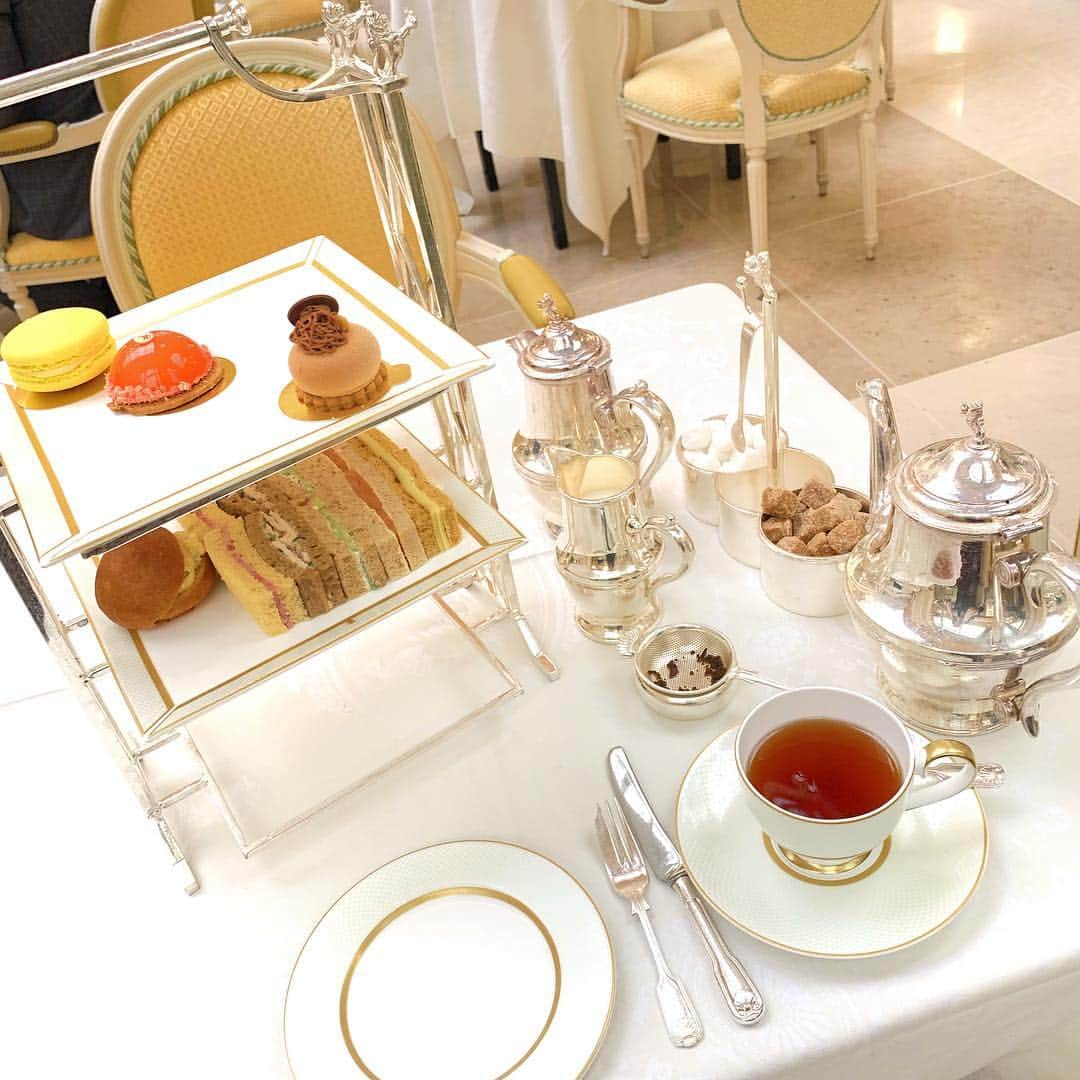 sakiさんのインスタグラム写真 - (sakiInstagram)「. 本場のアフタヌーンティー☕️ The Ritz London🥺💕 . 58£のものを頼みました💕 最初はサンドイッチが延々と運ばれてきて、 そのあとスコーンが出てきました🍞 . スコーンは撮り忘れちゃったけど すごくふわふわで美味しかった😭💕💕 . かなりの量だったので 空腹のときに行けばよかったなと思いました🤣💕 味も量も大満足でした🤤💕 . . #London #アフタヌーンティー #afternoontea #teatime #スコーン #サンドイッチ #sandwich #cake #theritzlondon #ロンドンカフェ」2月19日 22時23分 - sakirnxx