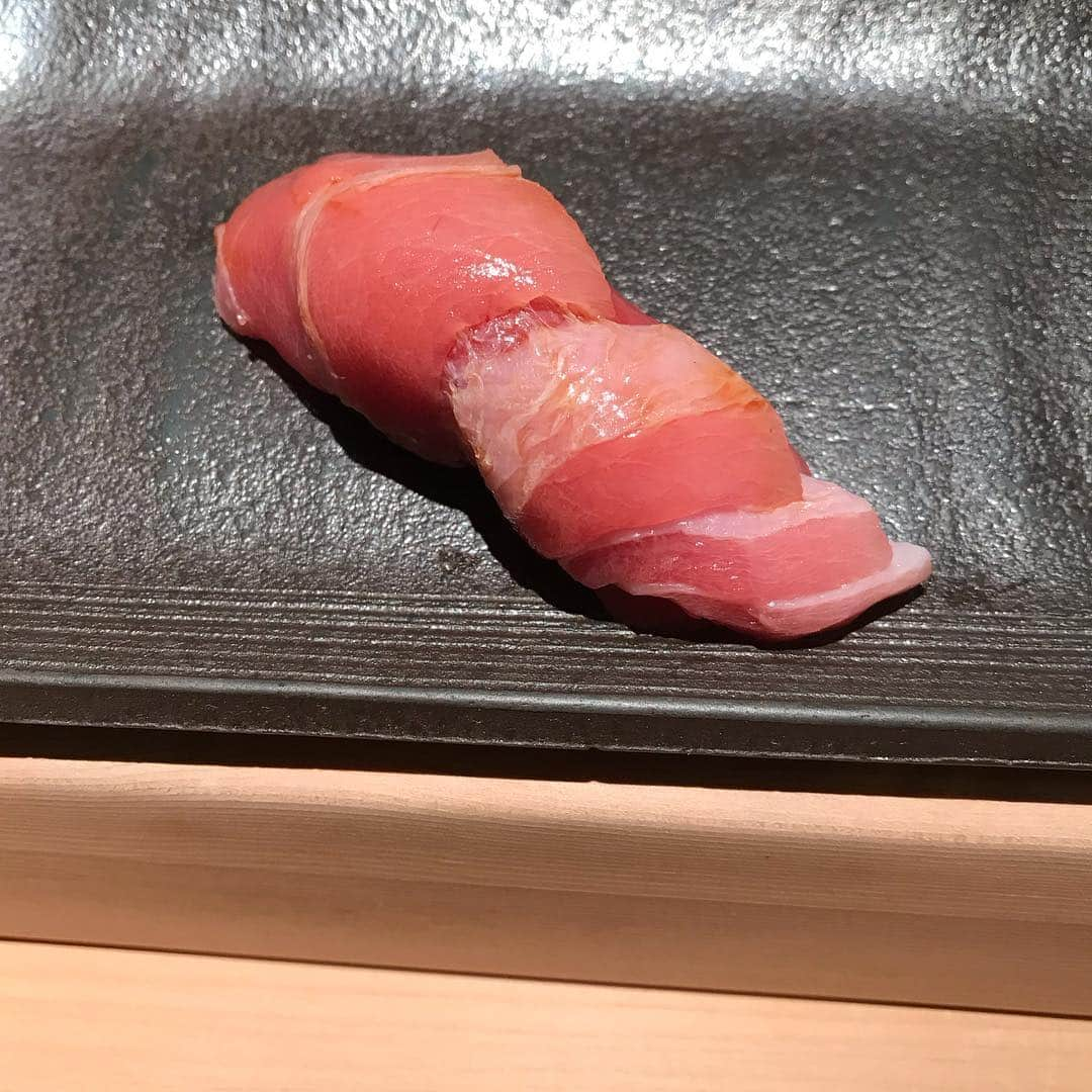 久本直美さんのインスタグラム写真 - (久本直美Instagram)「先日のお鮨。 美味過ぎました  今日は庁関係のお仕事でして、なかなか頑張りました自画自賛❤️🎤 いや。自分に甘いかな 仕事は楽しいです。 いつも思いますが お偉い方ほど謙虚。 こちらがびっくり致します いつも周りに感謝ですね  明日はお昼間オンエアです^_^  #仕事#お鮨#model#MC#Michelin#wine#champagne#sushi#美食#雲丹#トロ#ミシュラン#感謝#大将#dinner#日本酒#青山」2月19日 23時25分 - naomixing