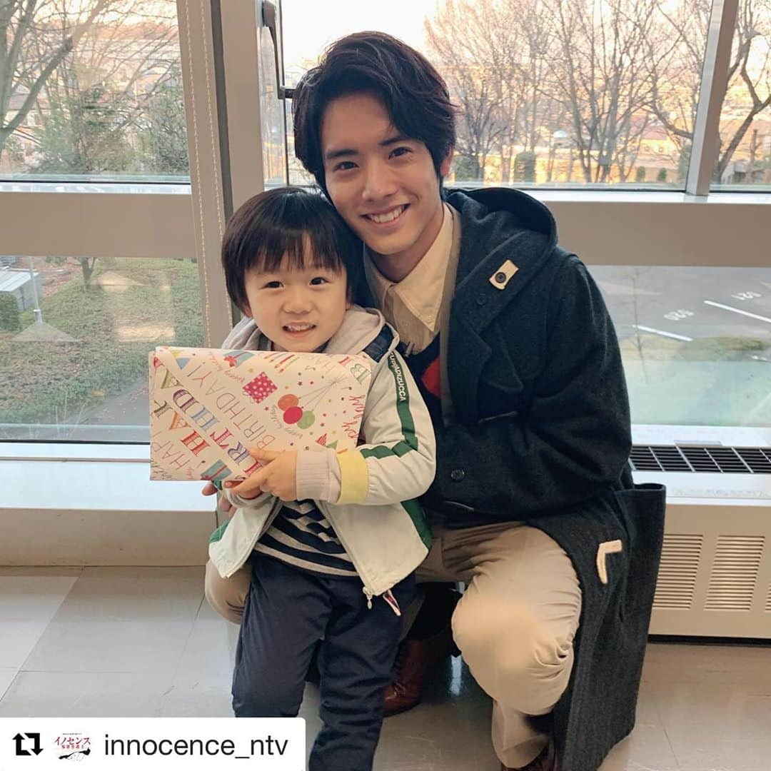 赤楚衛二さんのインスタグラム写真 - (赤楚衛二Instagram)「きゃわたんですね！  #Repost @innocence_ntv with @get_repost ・・・ 次回、第6話に登場する穂香の息子・晴人役の #森優理斗 くん☺️🧸ほんっとうにかわいくて現場のみんなの癒しでした😭✨撮影中にお誕生日を迎えたので、プレゼント渡しちゃいました🎁せっかくなのでかっこいいお兄さんとツーショット🥳赤楚くんも優理斗くんにメロメロです😆 #イノセンス #赤楚衛二 #今週は第6話 #冤罪弁護士 #坂口健太郎 #川口春奈 #趣里  #小市慢太郎 #正名僕蔵 #杉本哲太 #志賀廣太郎 #市川実日子 #草刈正雄 #藤木直人」2月19日 23時50分 - akasoeiji