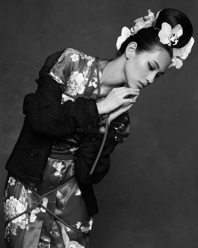 水原希子 さんのインスタグラム写真 - (水原希子 Instagram)「The Little Black Jacket: Chanel's classic revisited by Karl Lagerfeld 🖤  Styled by Carine Roitfeld. I will never forget this treasure moment❤️」2月20日 2時25分 - i_am_kiko