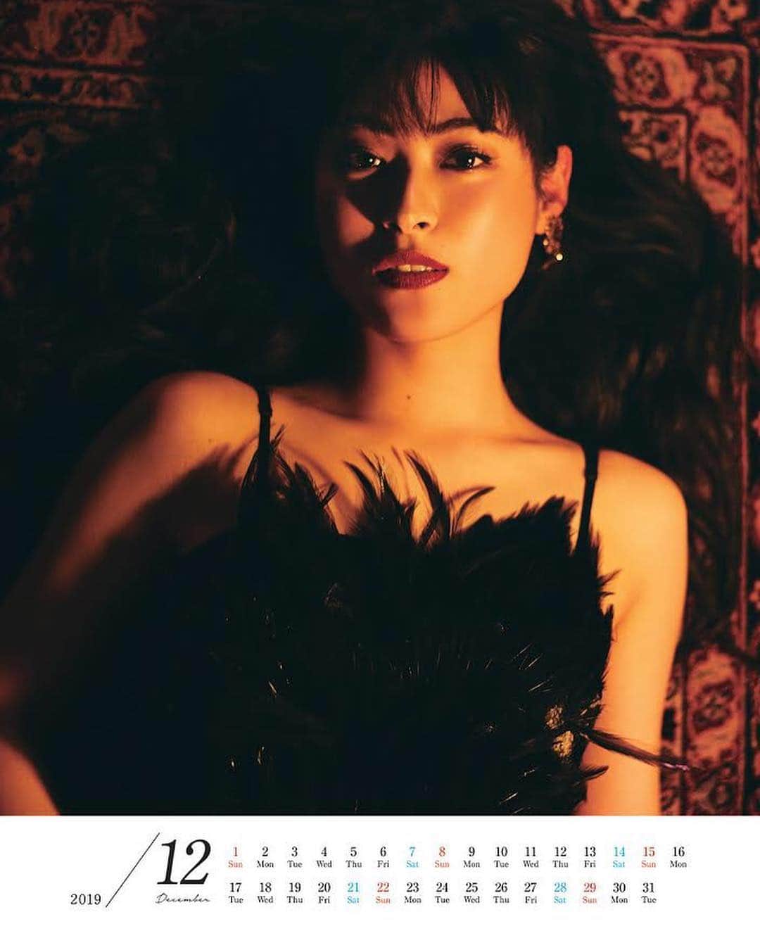 瀧本美織のインスタグラム：「5月🐶と12月🌹 #瀧本美織#2019#カレンダー#calendar」