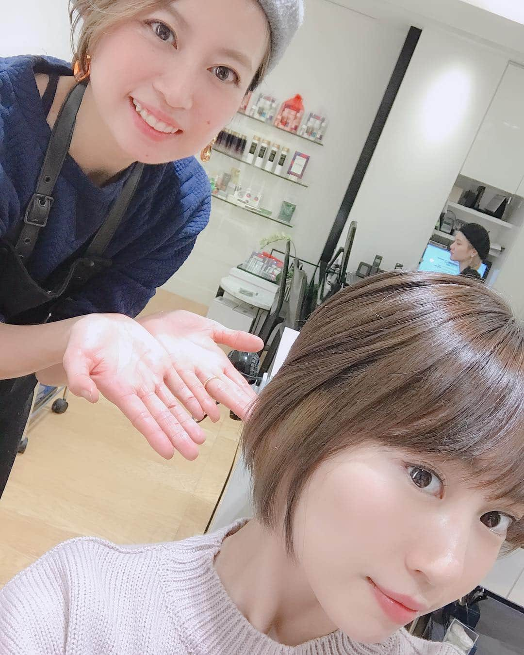 増田有華さんのインスタグラム写真 - (増田有華Instagram)「＊ 髪メンテナンス🦲🦳🦱 前にブリーチしてインナーカラー入れたのがタイプだったので、またまたそれにしていただきました🌸 写真には写り切らなかったんですが、、、 グレージュにしてもらいました。先端アップにしたら少しは分かるかな？ いいグラデーション。 トリートメントもしていただき、艶々💜 そして結構カットして貰ったので、またショート寄りに。（伸びるスピードふつうの人の約倍らしい笑） サッパリスッキリ！！ @pepeyumi さん、いつもありがとうございます。 ＊ #hair #haircolor #hairstyle #haircut  #アッシュ #グレージュ #ハイライト #ブリーチ #ヘアカラー #ヘアースタイル #ヘアスタイル #ヘアーカット#ヘアアレンジ #美容室 #美容院 #髪質改善 #髪 #cute #beauty #happy #smile #japan #japanesegirl @pepeyumi  #spadic @spadic0404」2月20日 14時09分 - masuyuka_official