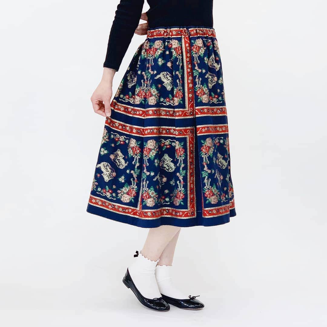 franche lippee officialさんのインスタグラム写真 - (franche lippee officialInstagram)「・ オリジナルジャガードのスカート。 ねこが毛糸でゴロゴロ遊んでます。 ・ ・ #franchelippee  #フランシュリッペ #フランシュリッペコーデ #テキスタイル #textile #textiledesign #fabric #cat#cats #ねこ #fashion」2月20日 14時18分 - franchelippee