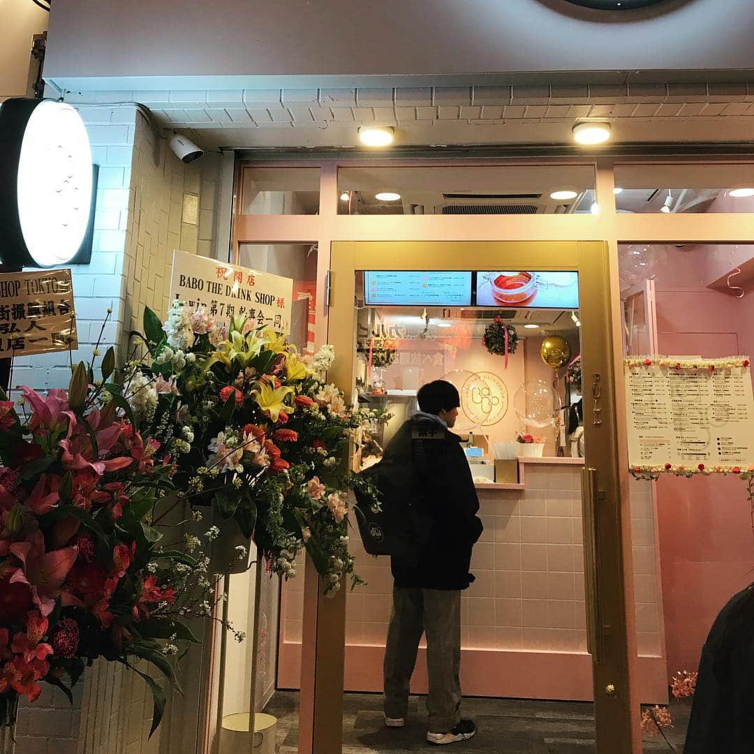 福田朱子さんのインスタグラム写真 - (福田朱子Instagram)「本日渋谷TAKE OFF 7 でLive🎹❣️ 私の出番は20:30頃から🎶 . 司会は、奥華子大先生！！ . 今日はバンドスタイルです💡 . 先日のリハ後にみんなで、 朱子も大好きなタピオカを飲んだんだけど、 . 20分もしないうちに、 新規オープンのタピオカ屋を見つけて、 . 海音が吸い込まれて行った、、、 . . ドラムを叩いている時より目が輝いていた、、( ´ー`) . . ちなみにたっちゃんはめちゃ寒いってのにフローズンのタピオカにしてて、←全くもって共感できない。 . . Leoは朱子のミルクティよりハイクオリティのロイヤルミルクティにしてたわ(o･д･) . ということで今日の差し入れ、タピオカ大歓迎です❤️ww . . いや、差し入れはいらない！！ その身１つで来てくれるだけで！！！！！ ご予約、飛び込み、どちらもお待ちしてます❤️！！ 🔸 2月20日@渋谷TAKE OFF7🔸 pirisound presents ニューカマー＆ガールズライブ🎵 http://www.secure-cloud.jp/sf/1413791892xQtcSsKq  #福田朱子 #AKANE #タピオカ大好き #singer #live #pearllady  #shibuyatakeoff7 #奥華子 #リハーサル #お待ちしてます！」2月20日 14時20分 - syuko29