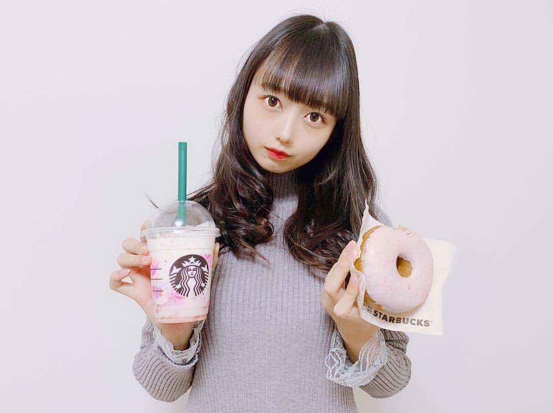 大盛真歩さんのインスタグラム写真 - (大盛真歩Instagram)「🌸 . #starbucks . #桜 #Donuts #新作 . すかした顔してるけど、よく見たらドーナツの持ち方必死だよ🤫🌸💭」2月20日 8時30分 - maho_usagi