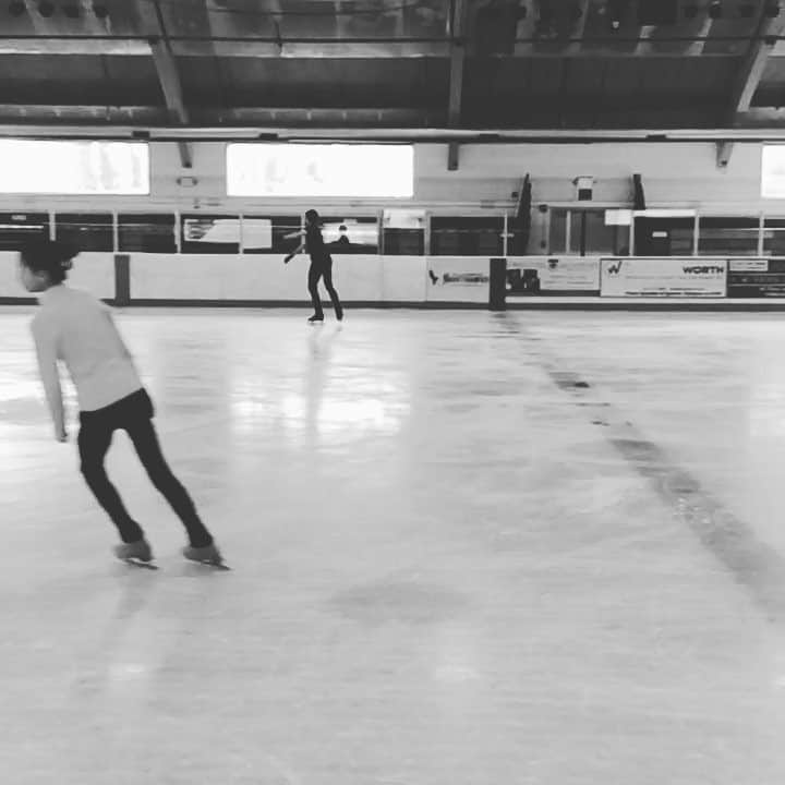 ヴィクトール・ファイファーのインスタグラム：「Just a beautiful triple salchow. @david_shapiro98 #scw #usfsa #figureskating #skating #quality #control」