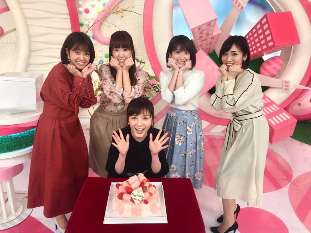 のインスタグラム：「﻿ ﻿ 今日は小菅ちゃんの誕生日🎂✨﻿ オンエア後に登場したのは﻿ リボンデザインのケーキ🎀﻿ ﻿ ADの女の子が﻿ セレクトしたケーキだそうです‼︎﻿ センスがすごい😳✨﻿ ﻿ おはよんメンバーの中で﻿ 最も女子力が高いと思われる小菅ちゃん﻿ (本人には否定されますが。笑)の﻿ イメージにぴったりなケーキで﻿ お祝いしました😆💕﻿ ﻿ 素敵なお誕生日を過ごしてねー👏﻿ ﻿ #Oha4 #誕生日おめでとう #うきうきポーズ #謎のポーズ」