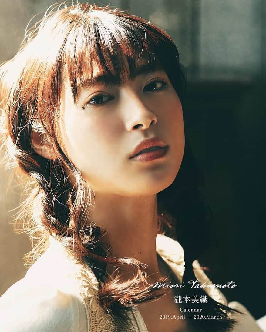 瀧本美織のインスタグラム：「少し先ですが3月23日13時〜渋谷のHMV&BOOKS SHIBUYA 6Fでカレンダー発売イベントをさせていただきます😍こちらイベント限定の表紙になります🤗久しぶりにみんなに会えるの楽しみだなぁ💓 #2019#カレンダー#イベント#限定」