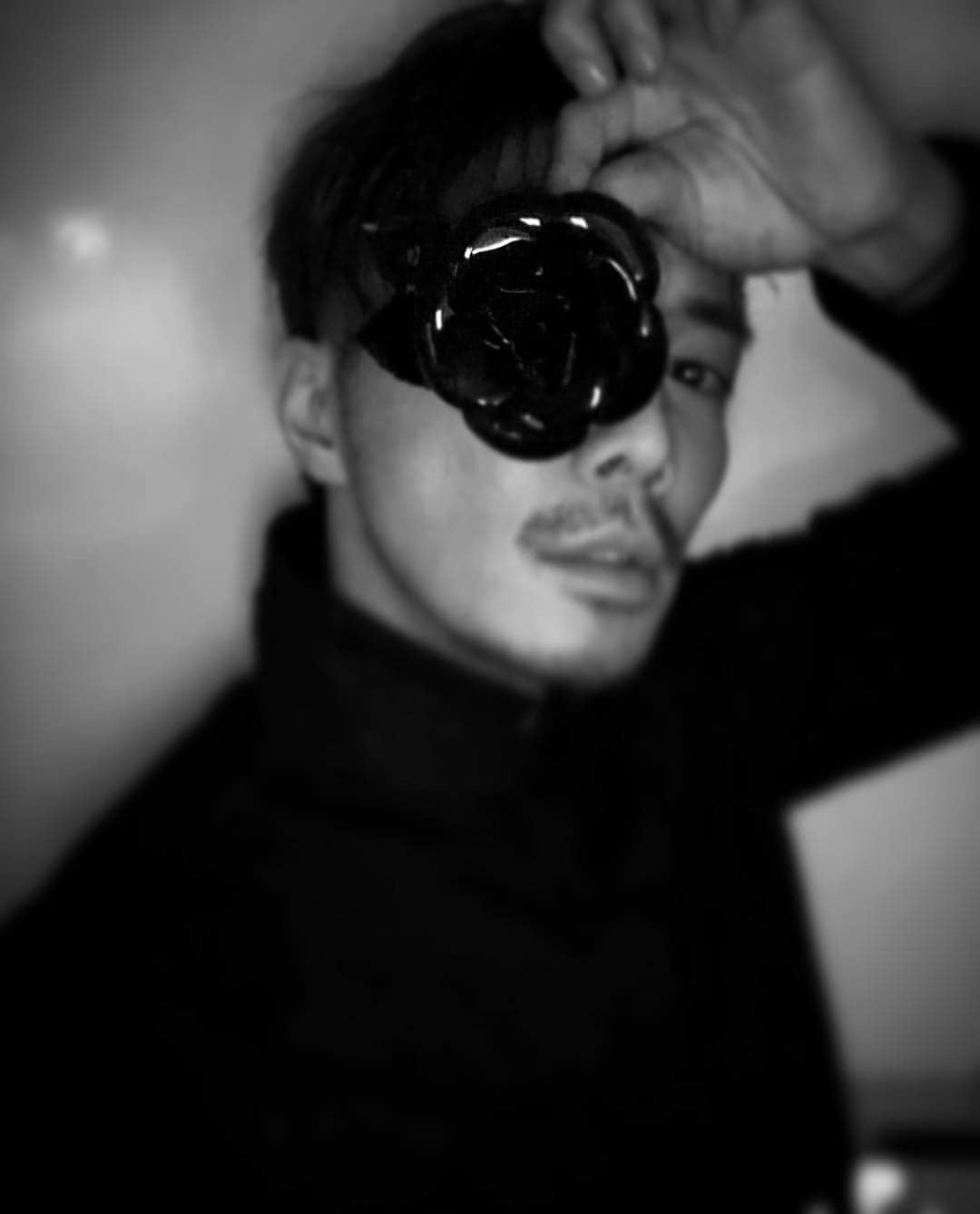 のインスタグラム：「I met you on the street of NYC . At that time I was wearing Chanel's parody T-shirt.  I thought you would hate it but You gently winked at me.  Forever ♾ Karl Lagerfeld #chanel #karllagerfeld #rip #legende」