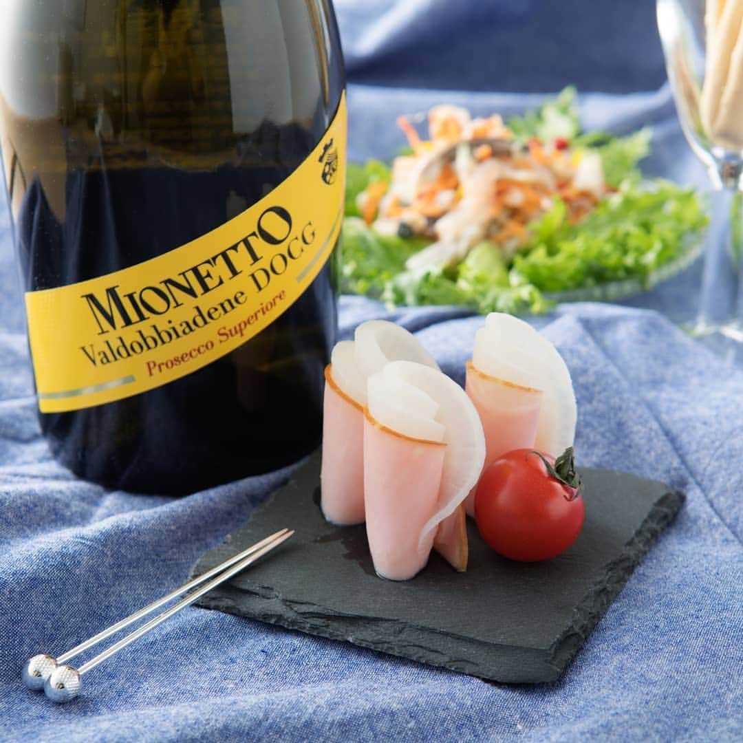 Mionettoのインスタグラム：「▶ミオネットは世界No.1プロセッコのスパークリングワインです🍾 —————————————————————— . 毎日の食卓にも「ミオネット」。 . アップルを思わせる華やかな香り、 キレの良い泡が、 お料理をグッと引き立てます✦ . . #ミオネット #mionetto #スパークリングワイン #ワイン #イタリア #フルーティー」