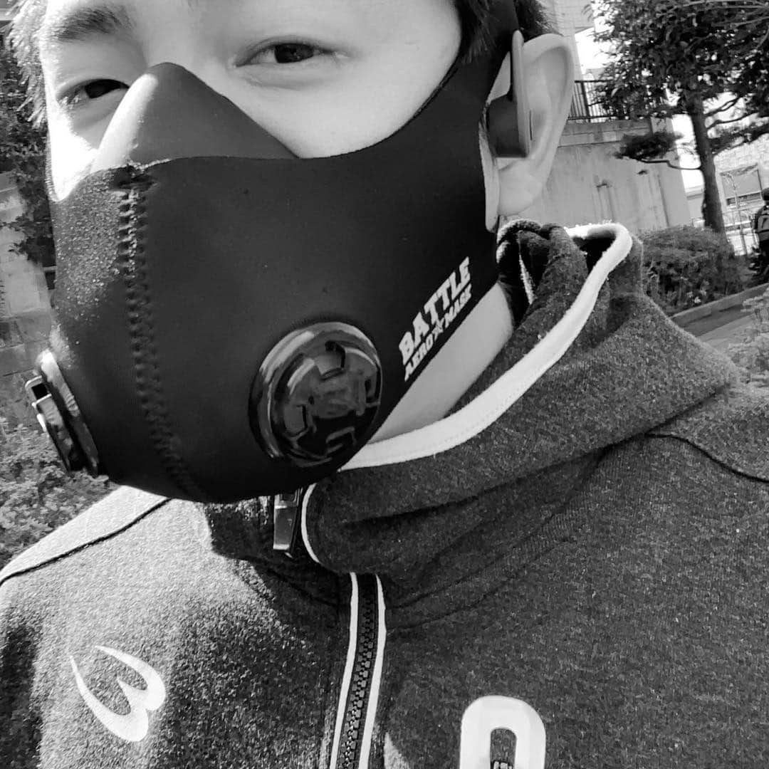 長田成哉のインスタグラム：「‪呼吸器鍛えようと思って今日から低酸素マスク着けて走ったんだけど、地獄だ。笑‬ ‪想像以上。‬ #高地トレーニングマスク」