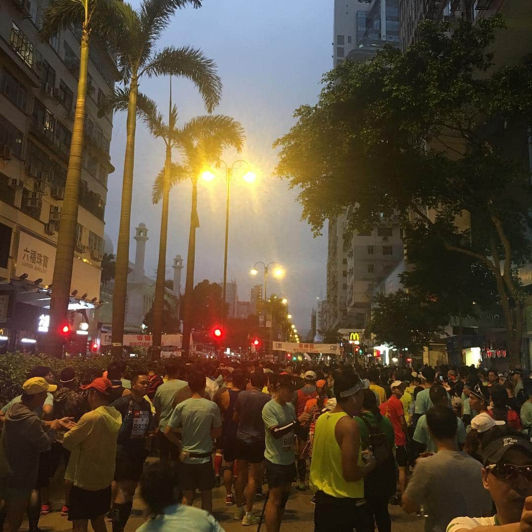 竹崎由佳さんのインスタグラム写真 - (竹崎由佳Instagram)「𝙛𝙪𝙡𝙡 𝙢𝙖𝙧𝙖𝙩𝙝𝙤𝙣👟 START〜10km🏃‍♀️ 昨年、7万人以上が参加した香港マラソンは、 香港返還を記念した1997年に第1回が行われ、 今回で20回目の人気の大会になりました🌸 スタートは7時。夜明け前から、 スタート地点のチムサーチョイ・ネイザンロードは人で埋め尽くされ、 おしくらまんじゅう状態😳 ここからstone catterd大橋まで 香港の街中を走り抜けます💨 #hongkongmarathon2019 #fullmarathon #フルマラソン初挑戦」2月20日 12時47分 - yuka__takezaki