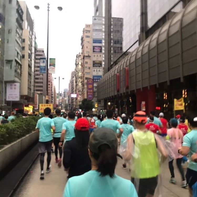 竹崎由佳さんのインスタグラム写真 - (竹崎由佳Instagram)「𝙛𝙪𝙡𝙡 𝙢𝙖𝙧𝙖𝙩𝙝𝙤𝙣👟 START〜10km🏃‍♀️ 昨年、7万人以上が参加した香港マラソンは、 香港返還を記念した1997年に第1回が行われ、 今回で20回目の人気の大会になりました🌸 スタートは7時。夜明け前から、 スタート地点のチムサーチョイ・ネイザンロードは人で埋め尽くされ、 おしくらまんじゅう状態😳 ここからstone catterd大橋まで 香港の街中を走り抜けます💨 #hongkongmarathon2019 #fullmarathon #フルマラソン初挑戦」2月20日 12時47分 - yuka__takezaki