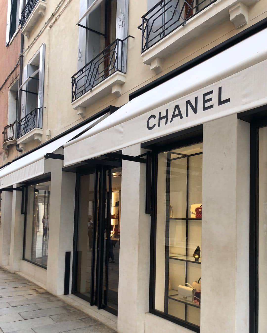 石元歩唯さんのインスタグラム写真 - (石元歩唯Instagram)「CHANEL boutique . Veneziaの店舗 🇮🇹 @chanelofficial 街並みに合う可愛らしい色…💛💗 . #kento_ai_Italy #honeymoon #ai_pic #CHANEL #RIP #karllagerfeld」2月20日 13時12分 - 518aichi