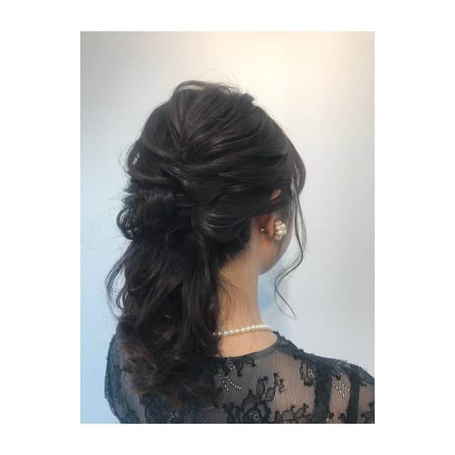 林美沙希さんのインスタグラム写真 - (林美沙希Instagram)「先日同期の結婚式に行きました😊最近は、ハーフアップでもなく髪をまとめるでもなく、多めに髪を残すスタイルにする方も多いみたいです♪ @amelie_hair_dress  #結婚式#ドレスレンタル#初めてのパンツドレス#ヘアセット#おめでとうございます」2月20日 23時14分 - misaki0hayashi