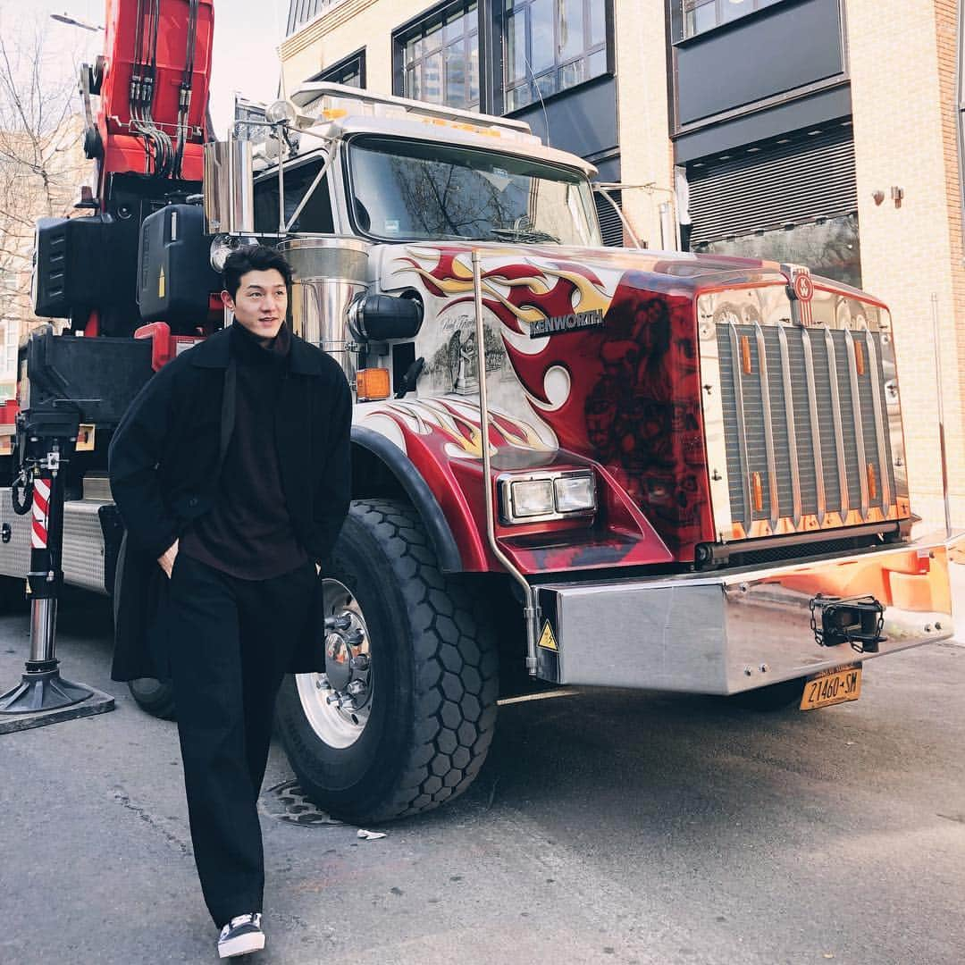 イ・ギウさんのインスタグラム写真 - (イ・ギウInstagram)「Optimus Prime🤖 .. #뉴욕 #옵티머스프라임 #겁나겨울임 #brooklyn #타고싶 #어제그램」2月20日 23時28分 - lee_kiwoo