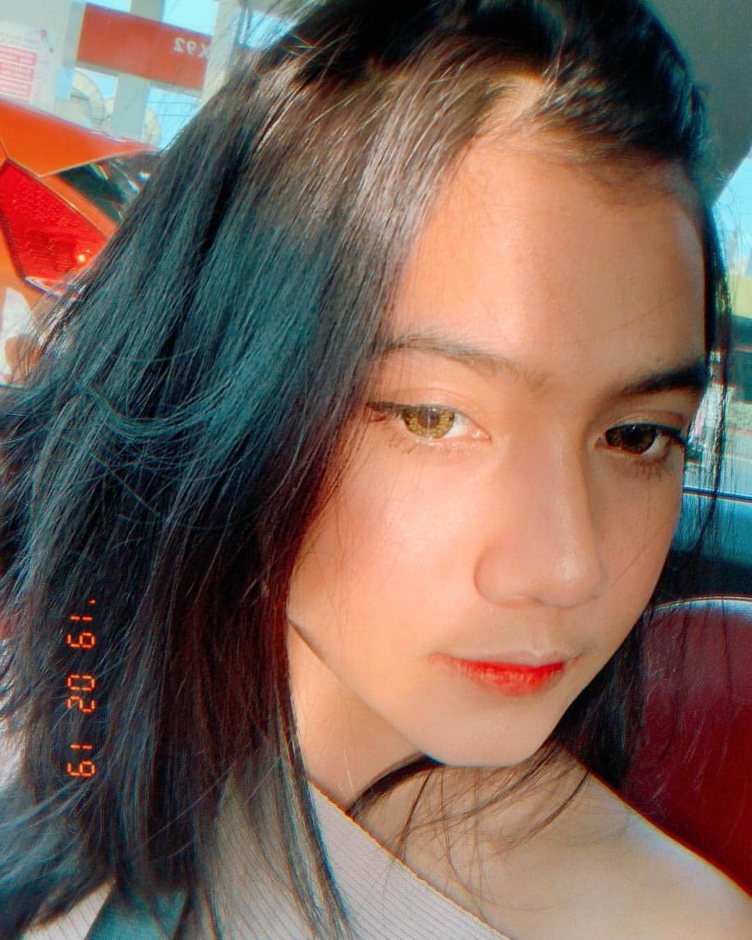 B612のインスタグラム：「YOU are golden✨ #goldenhourselfie with R3 filter🌞  #filmphotography #b612 #b612selfie #b612app #filmfilter #retrovibes #cantik #selfiecantik #repost 📷 credits to @ditaafifah」