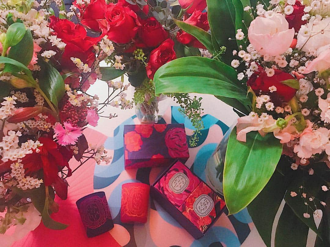 藤本紫媛のインスタグラム：「いまだかつて我が家が こんなにもお花の香りに 包まれまくったことあったかしら🤭✨」