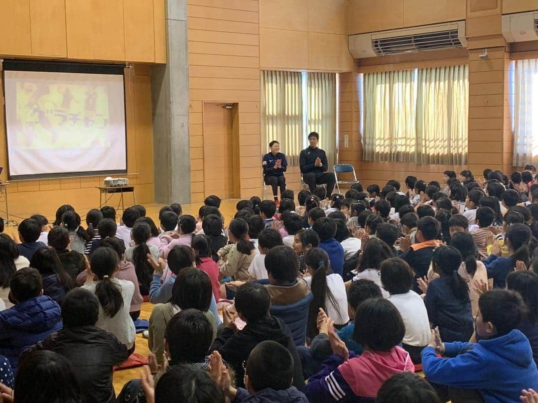 山本隆弘さんのインスタグラム写真 - (山本隆弘Instagram)「オリパラ授業で多摩市の瓜生小学校でトークショーとバレー教室をして来ました！ エビちゃん(櫻井由香さん)と一緒に🏐」2月20日 16時05分 - yamamototakahiro5