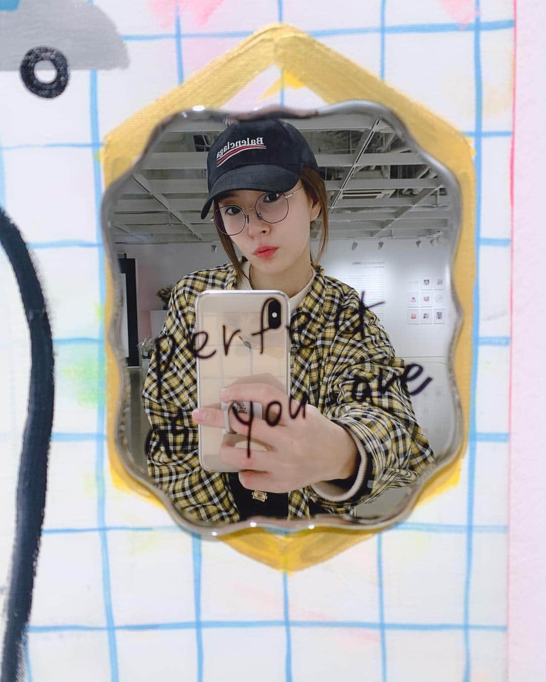 BoAのインスタグラム：「@____onnu____  응 서프라이즈야~ 🥰 잘 봤어!! 그림 그려줘😛 대단하고 장하다 우리 류온유👍」