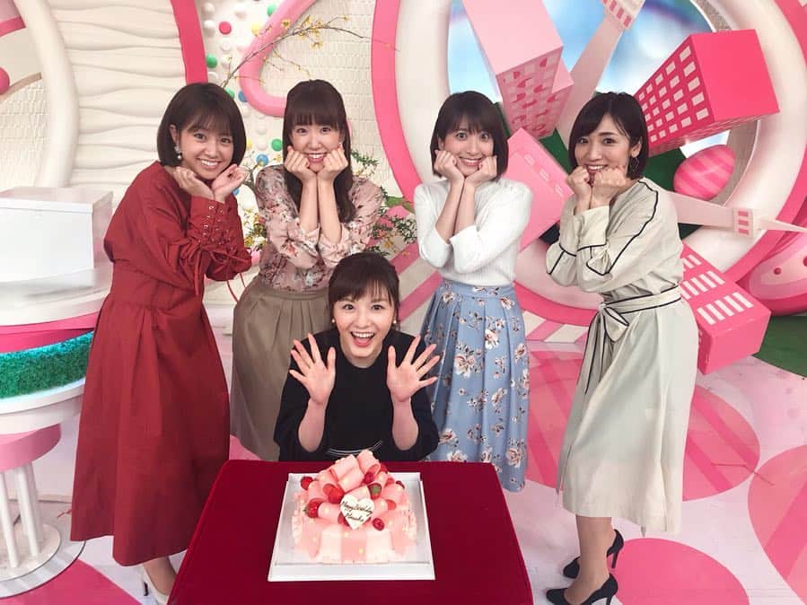 のインスタグラム：「🎂 本日は小菅さんのお誕生日ということで オンエア後に皆でお祝いしました🥂 . . 番組からは小菅さんにぴったりの可愛い苺ケーキが！！ 本当にいつもどんな時もしっかりされていて頭が下がる頼りになる先輩です🤤💕 小菅さんにとってステキな1年となりますように…🌟 #oha4#おはよん #happybirthday#小菅晴香 さん」