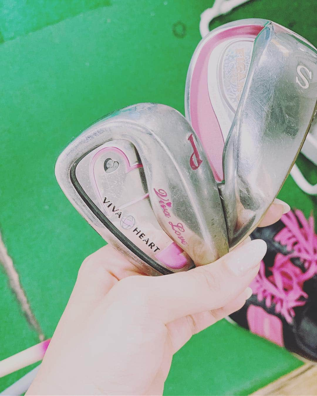 小瀬田麻由のインスタグラム：「本日も打ち合わせ後にGolfレッスンへ行ってきたよー！✨ 今日からSW PWの練習も始めました。 回数を重ねるごとに飛距離も少しずつ増えてきてとっても楽しい！ 仕事後とか、空き時間にレッスンを受けれるのがとっても良いですね😭❤️✨✨ 早くコースでやりたいな😭  #サンクチュアリ  #ゴルフ #ゴルフ女子」