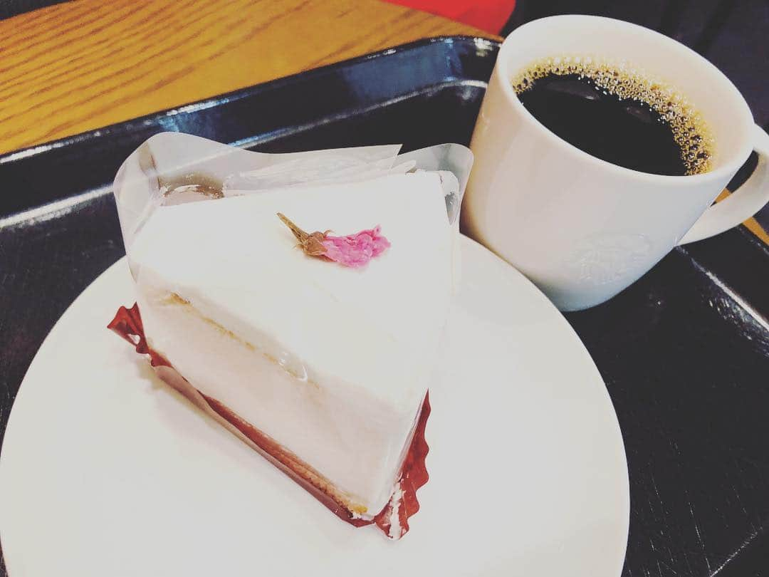 小松千絵さんのインスタグラム写真 - (小松千絵Instagram)「桜のケーキが食べたい！とスタバに行ったら 相田さんと杉ちゃんに遭遇！笑 乱入して3人でお茶してきました✨笑  #イベント帰りの２人 #週刊誌風に撮影 #遭遇 #偶然 #声がでかい3人 #スタバ #楽しいティータイム #アナウンサー #相田翔吾 #杉澤眞優  #小松千絵」2月20日 17時35分 - komao_chie