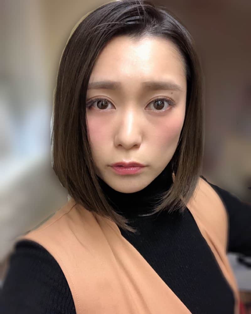 佐河ゆいのインスタグラム：「現在髪の長さがベスト。 そしてこの日のメイク抜群。 メイクさん様々。  撮影終わりでスッピンになってるのだが、最近顔が赤いの なんででしょうか」